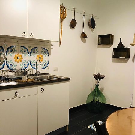 A Casa Di Claudia Apartment Наполи Екстериор снимка